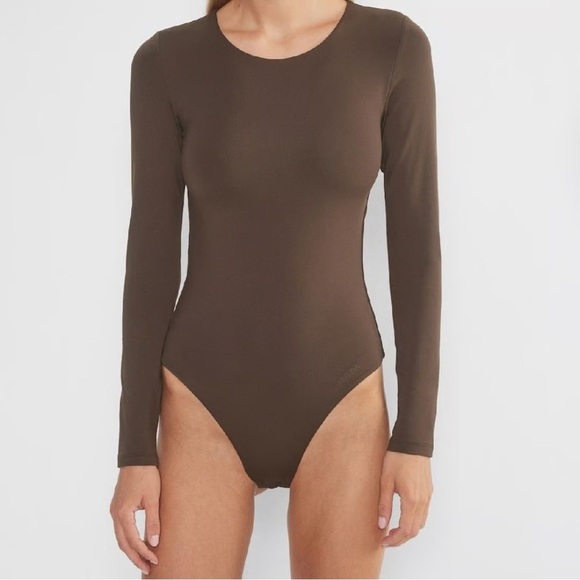 Aritzia Babaton - Taupe Long Sleeve Bodysuit Neutral Skinny FitTop LayeringPiece - Picture 1 of 6
